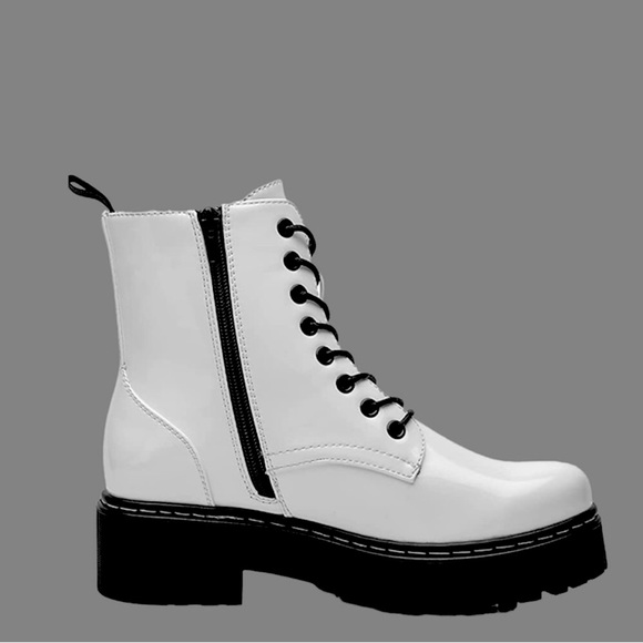 🛑BOGO🆕Trendy-Chic White Patent Chunky Boot - Picture 3 of 7